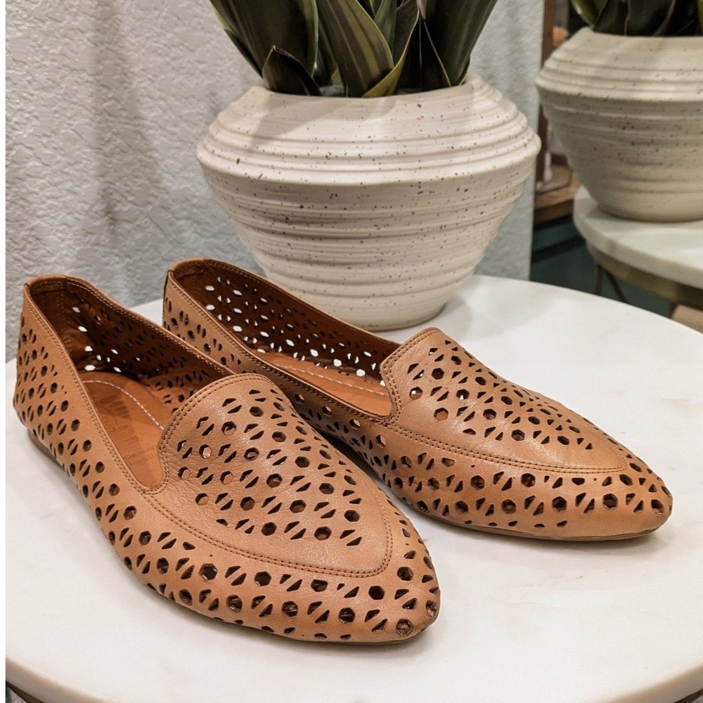 Spring Step Tan Leather Laser Cut Loafers Women 39 Pointed Toe Perforated Flats